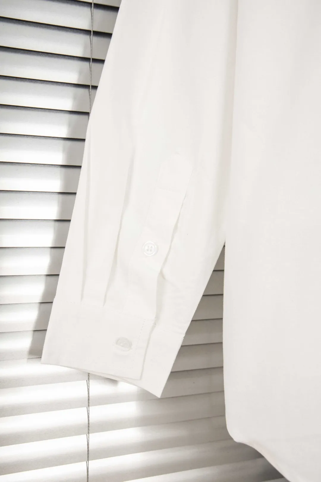 🅿️250 New: Style number: B141 Ralph Lauren/Ralph Lauren classic small label couple's long-sleeved shirt 1️⃣ Made of high-quality fabrics, the upper body is soft and comfortable, extremely delicate, and feels solid, smooth and soft. The fabric has the characteristics of being wrinkle-free and has an invincible feel. The details are perfectly handled! 2️⃣The workmanship details are perfectly controlled. They are all hemmed with vest technology, and the inside of the sleeves are also used. Different from the four-needle and five-thread workmanship, the collars are also all designed with interlining, showing high-end fashion and individuality, and the style is fashionable, simple and elegant! 3️⃣It is very youthful and energetic, and can be easily worn by both men and women. It is very in line with the fashion aesthetic concepts of today's young people! Color: Black, White, Navy Size: S, M, L, XL